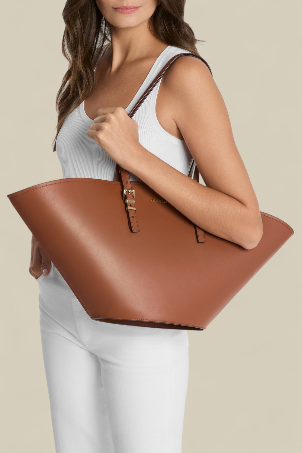 תמונת כל הלוק של תיק נשיאה מניפה לארג'